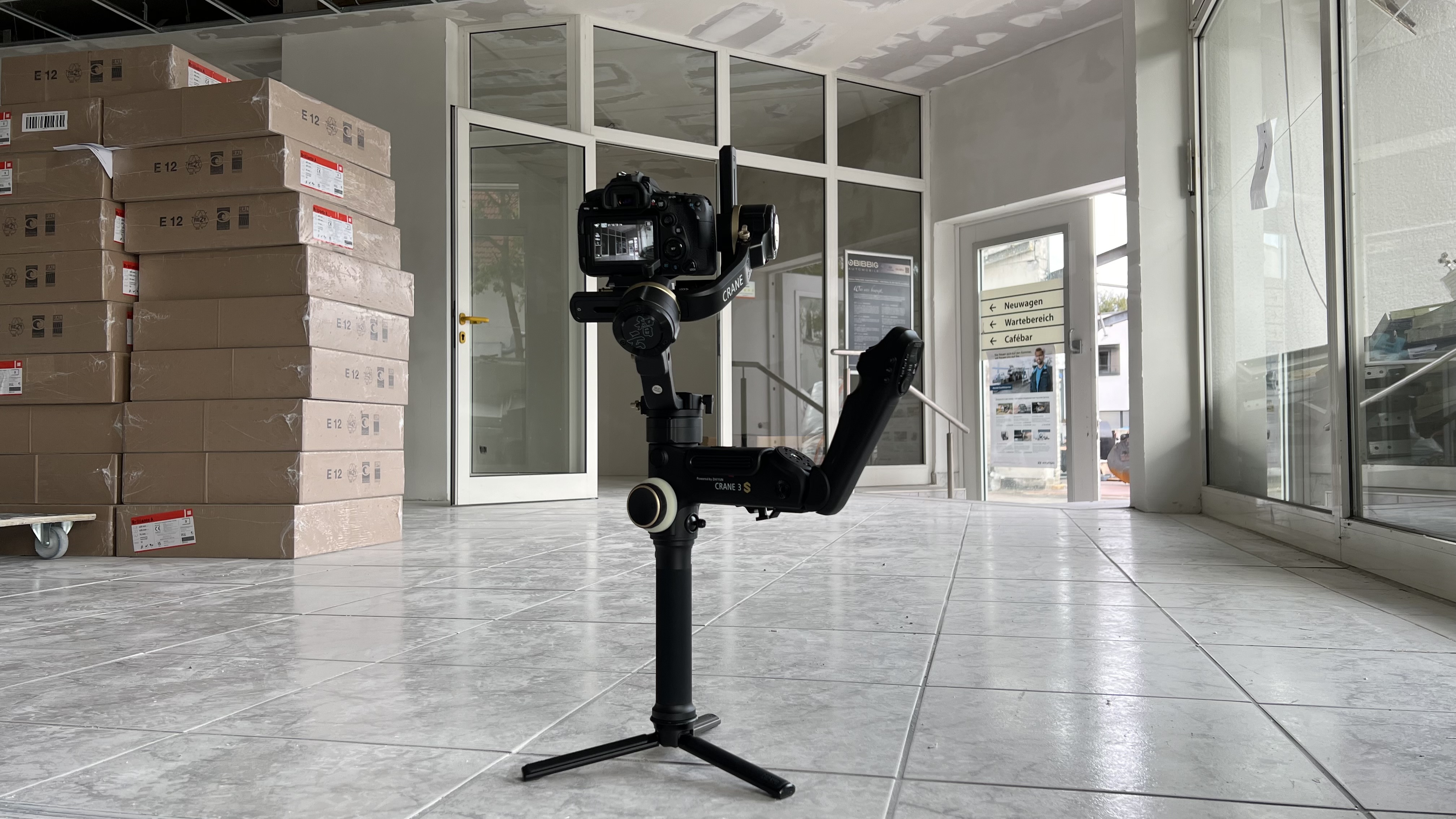 Kamera auf einem Gimbal in der renovierten Ausstellung eines Autohauses